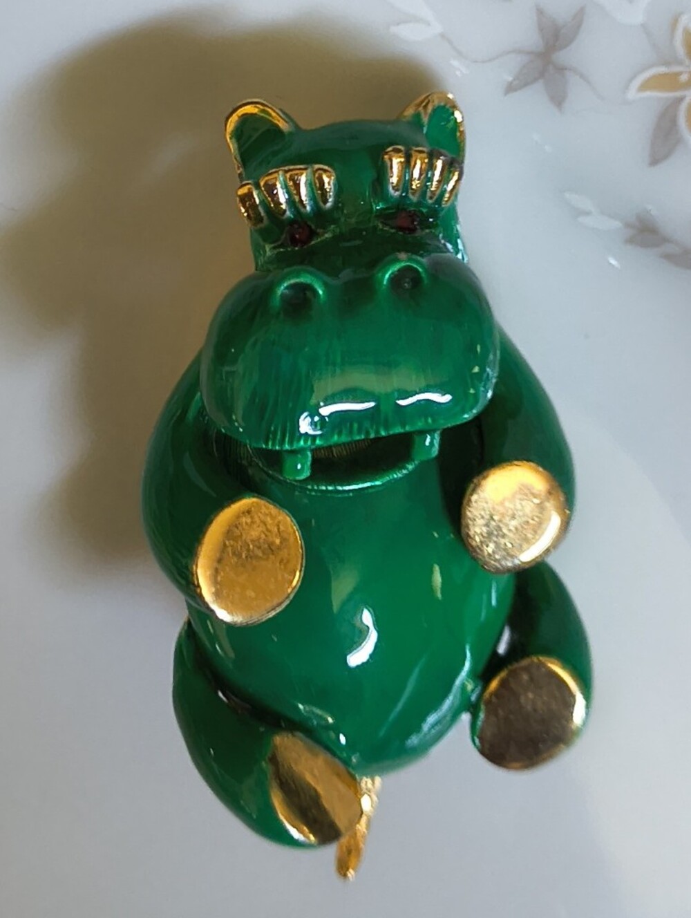 Vtg Rare Unsigned Green Hippo Brooch Gold Tone Dark Red Eyes